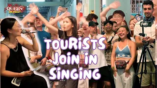 Tourists Join In Singing | Queen On Street | นักท่องเที่ยวจีนร้องเพลงแบบนี้