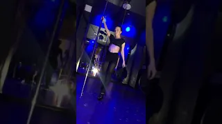 Девушка круто танцует на пилоне Exotic pole dance