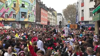 Feierende Menge an der Zülpicher Straße unter 2G-Regeln – 11.11.2021