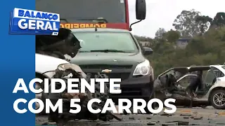 5 carros se envolvem num acidente e uma pessoa capotou o carro e morreu