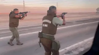 Con fusil carabineros intentan detener a vehículo robado