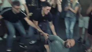 ЭПИЧНЫЙ НОКАУТ НА ТУРНИРЕ ПОЩЕЧИН! Снес с ног чемпиона по кикбоксингу :: SLAP BATTLE