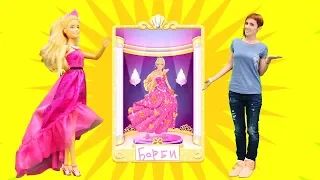 Маша выбирает наряд для Барби - Играем в Barbie Fashion