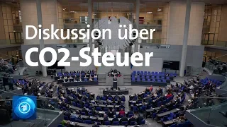 Höhere Energiepreise durch eine CO2-Steuer? Darüber debattiert der Bundestag.