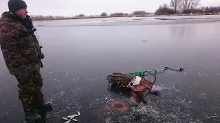 Первый лёд 2017- 2018. Ловля плотвы по первому льду зимой на мормышку. ЩУКА срезала МОРМЫШКУ...