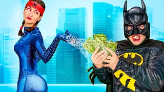 Batman RICO VS Mulher-Aranha SEM GRANA - Super-Heróis na ESCOLA| Por La La Lândia Games