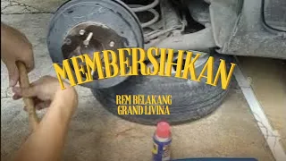 Membersihkan rem belakang Grand livina