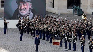 Thousands gather to pay respects to French film icon Jean-Paul Belmondo • FRANCE 24 English