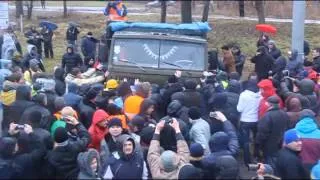 Євромайданівці розблоковують проїзд у Межигір'я