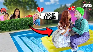 A ARLEQUINA ESPIONOU O CORINGA NAMORANDO COM A PENNY NA PISCINA!