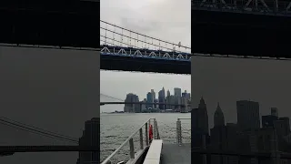 Проплываем два известных моста в Нью-Йорке. Соединяющие Бруклин и Манхэттен