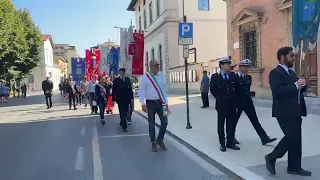 L’arrivo davanti al municipio di Borgo San Lorenzo della sfilata degli Alpini