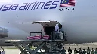 Maschine mit sterblichen Überresten malaysischer MH17-Opfer in Kuala Lumpur gelandet