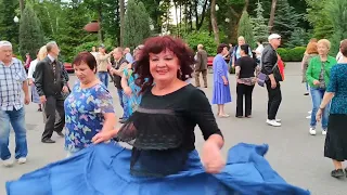 Расцвела черемуха Танцы 🕺🕺🕺 в парке Горького Июнь 2021 Харьков