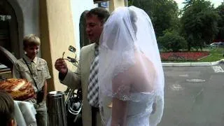 Невеста откусила больше от каравая