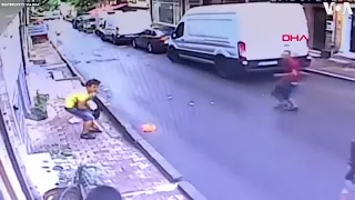 В Турции 17 летний парень   поймал выпавшую из окна двухлетнюю девочку.