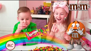 Челлендж SKITTLES и M&M's! Кто быстрее Найдет M&M's в Skittles. Опыт как сделать радугу из скитлс?