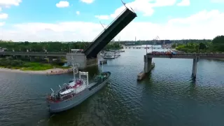 Міноборони показало, як у Миколаєві розводили мости для проходу військових кораблів