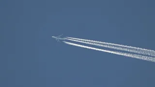 747 High Altitude Cruise with Contrail