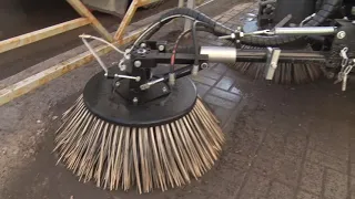 Дмитрию Осипову продемонстрировали новую технику для уборки тротуаров