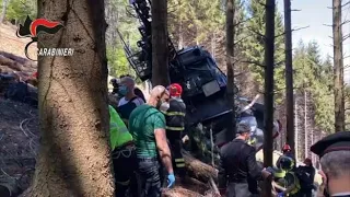 Tragedia funivia Stresa-Mottarone, il soccorso alpino e i carabinieri sul posto