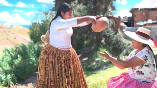 no se puede negar la comida pero esta mujer se acostumbro