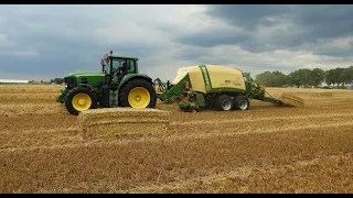 Stro persen. Pressing straw. John Deere 7530 en Krone big Pack 1270.  Visser fourage