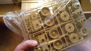 Unboxing of the Tamiya M1A2 full option version part 1