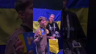 Carlos Higes exchanging gifts with the other representatives (Instagram livestream, 08/12/2022)
