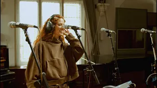 Jess Glynne - Friend Of Mine (Acoustic) BTS