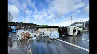 Tiesiogiai iš įvykio vietos: Vilniuje nuvirto sunkvežimis su šiukšlėmis