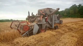 sklízeňí obilí kombajn Claas Columbus , traktor Zetor 3011 a vlek 5T