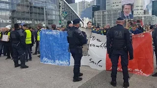 "Жёлтые жилеты" в Париже на Ла-Дефанс.