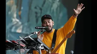 Mike Shinoda and Crowd Pay Emotional Tribute to Chester Bennington (In The End)