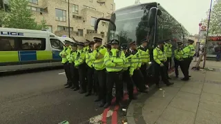 No comment : des manifestants bloquent un bus qui devait transporter des demandeurs d'asile