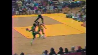 Gus Williams slathers the funk all over this behind-the-back pass (ft. ghost vision video quality)