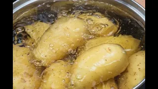 Картошка станет еще вкуснее, если вы добавите при варке один ингредиент