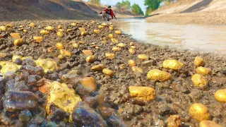 Wow it's amazing a man found many gold miner & Big Gold nugget at river in dry season.