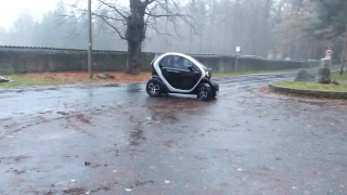 Fun with Twizy (Slide/Drift) @ 20kW/27PS