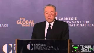 Назарбаев: Мир "сползает" в новый ядерный век