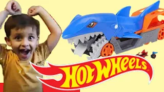 Draven e o tubarão estão engolindo os carros na Hotwheels city!! Quem vai se salvar?