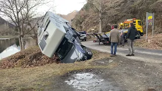 Whoops our pickup camper fell on its side ! Our camper crashed- We had a car accident