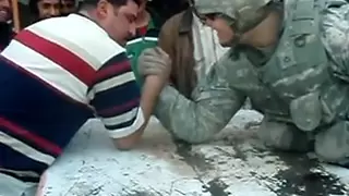 Army soldier embarrasses Iraqi in arm-wrestling