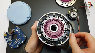 Inside a Universal Robots Axis