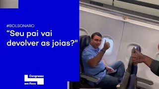 Flávio Bolsonaro é hostilizado em avião: "Seu pai vai devolver as joias?"