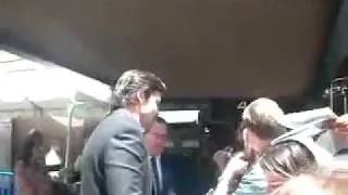 Tom Welling signing #2. - CW upfront 2010