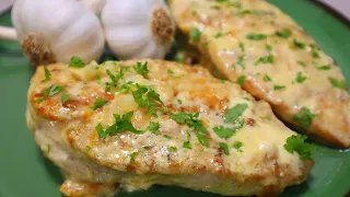 Zarte Knoblauch - Parmesan - Hähnchenbrust in cremiger Sahnesauce