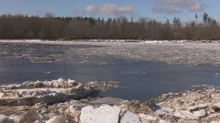 Daugavā lejpus Zeļķiem joprojām – ledus sablīvējums