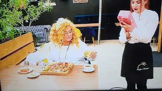 Magda Gessler rzuca pizzą.