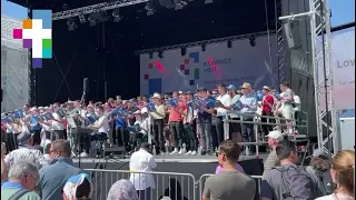 Der Jugendchor der NAK  begeistert die Zuhörer auf dem Kirchentag in Karlsruhe